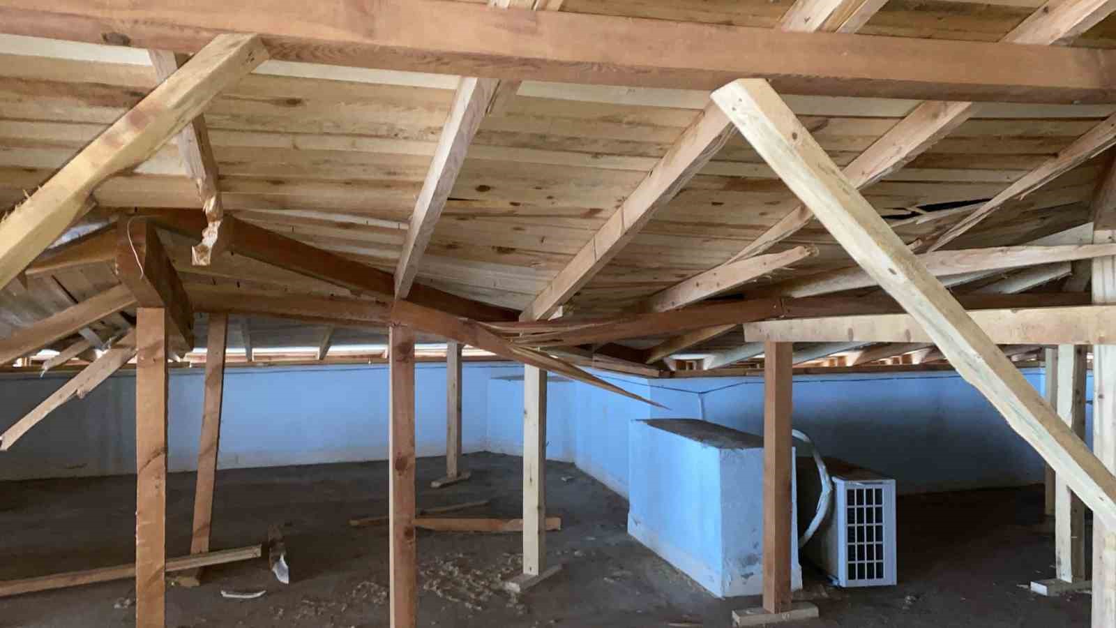 Kaş’ta fırtına bir okulun çatısına zarar verdi
