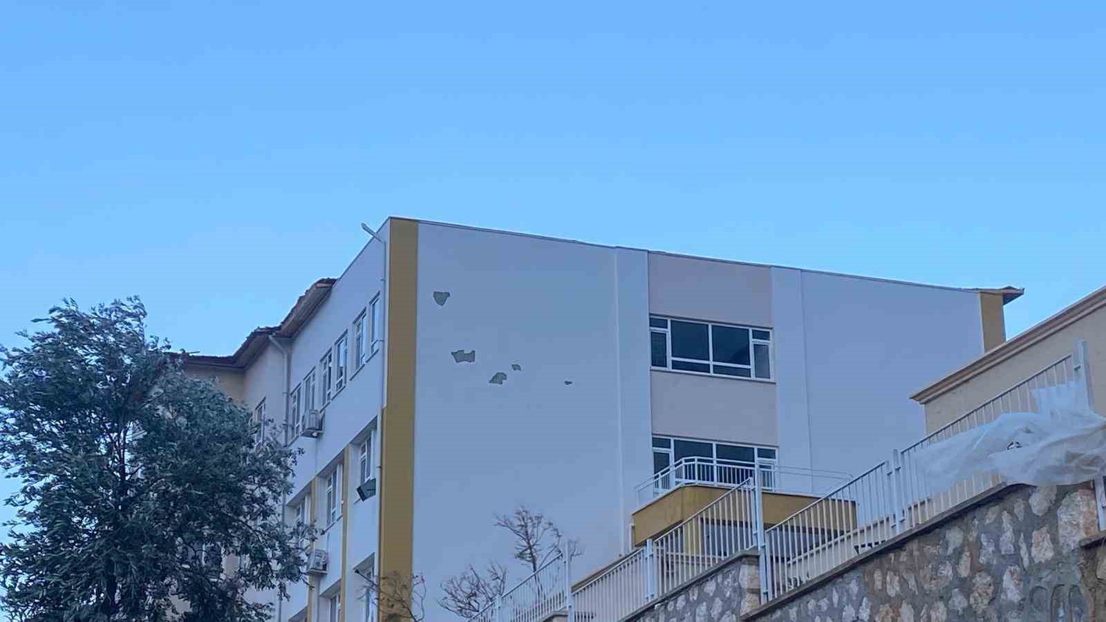 Kaş’ta fırtına bir okulun çatısına zarar verdi
