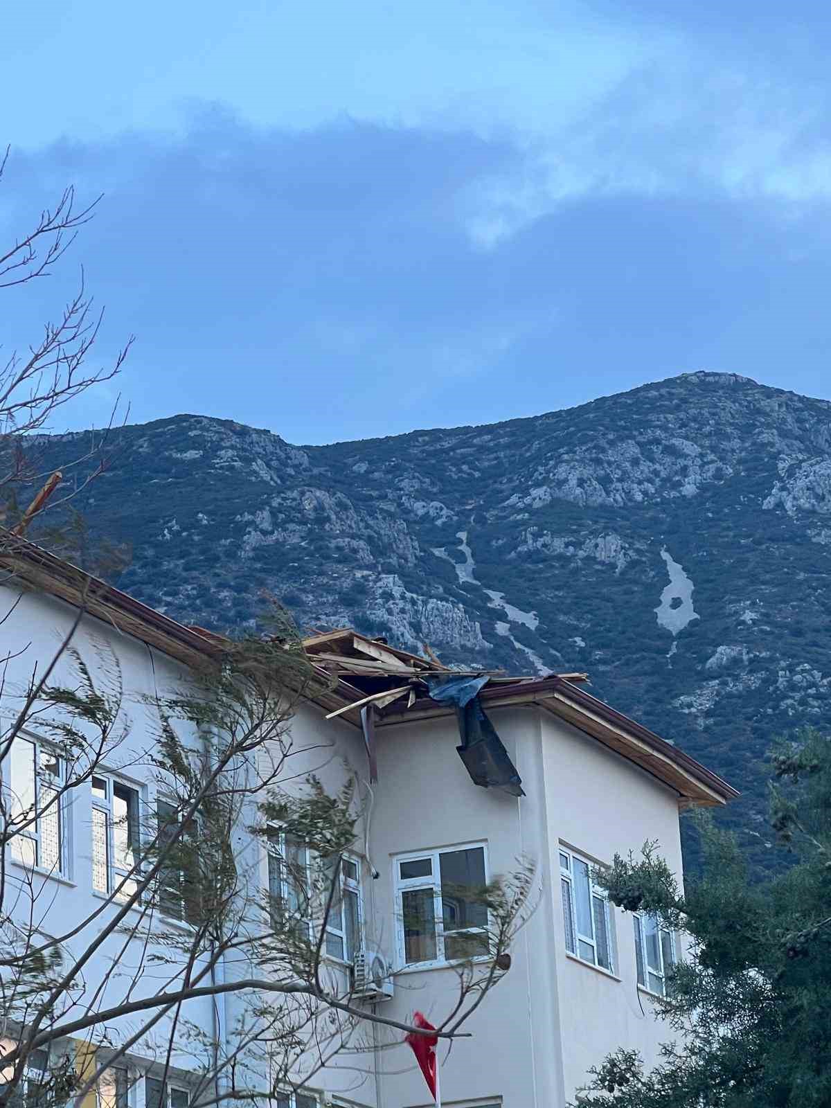 Kaş’ta fırtına bir okulun çatısına zarar verdi
