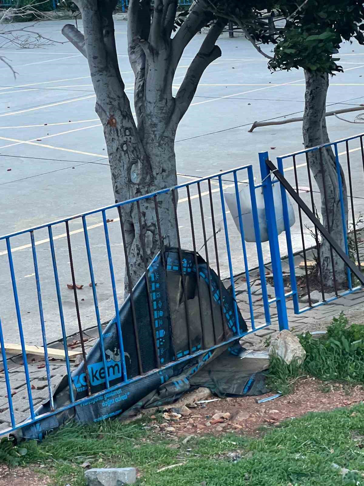 Kaş’ta fırtına bir okulun çatısına zarar verdi
