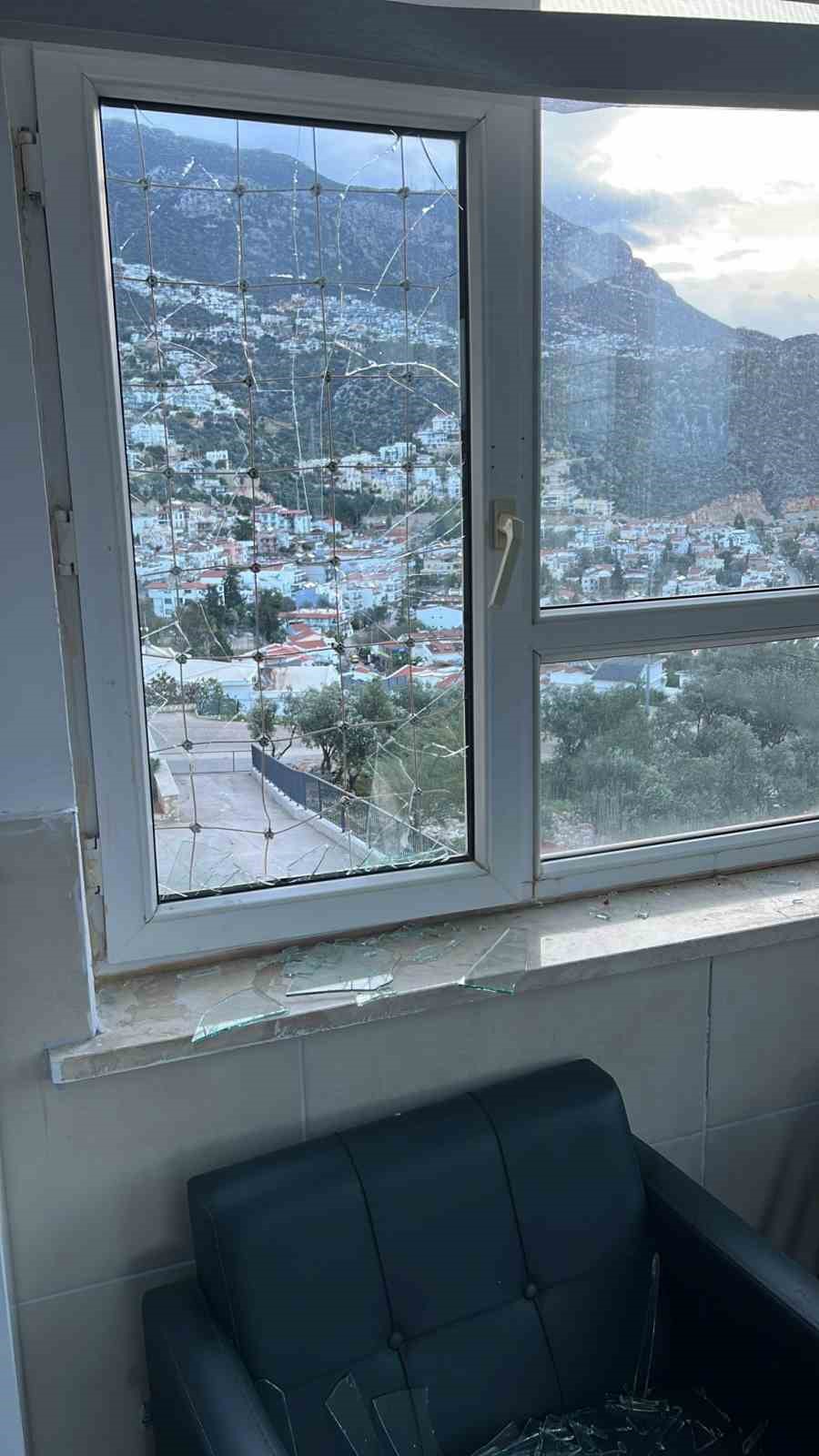 Kaş’ta fırtına bir okulun çatısına zarar verdi
