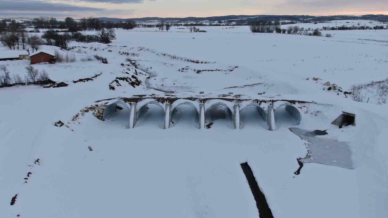 Kastamonu buz kesti: Dereler, barajlar ve göletler dondu
