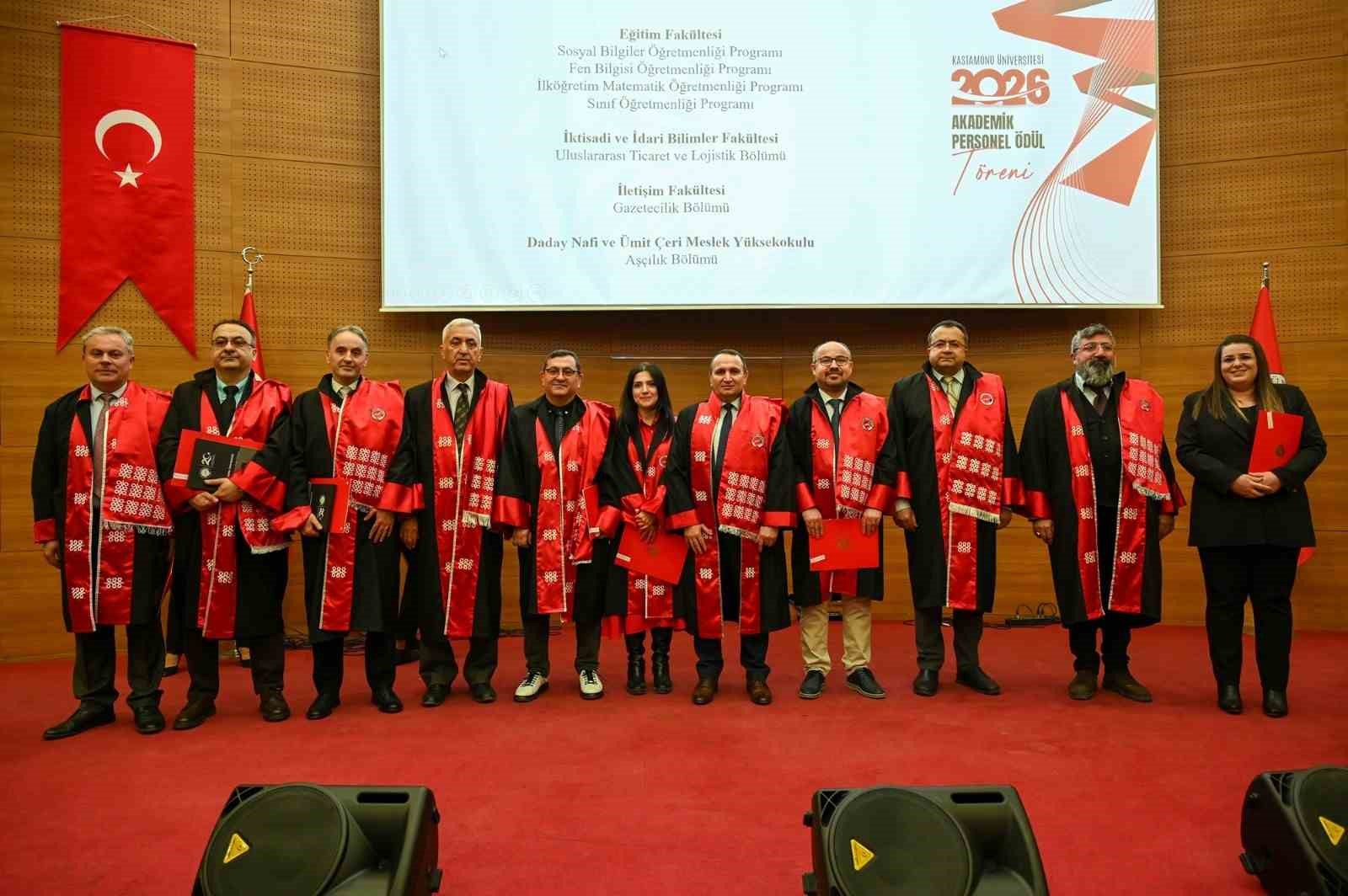 Kastamonu Üniversitesi’nde 89 akademisyen cübbe giydi
Kastamonu Üniversitesi’nde 89 akademisyen cübbe giydi