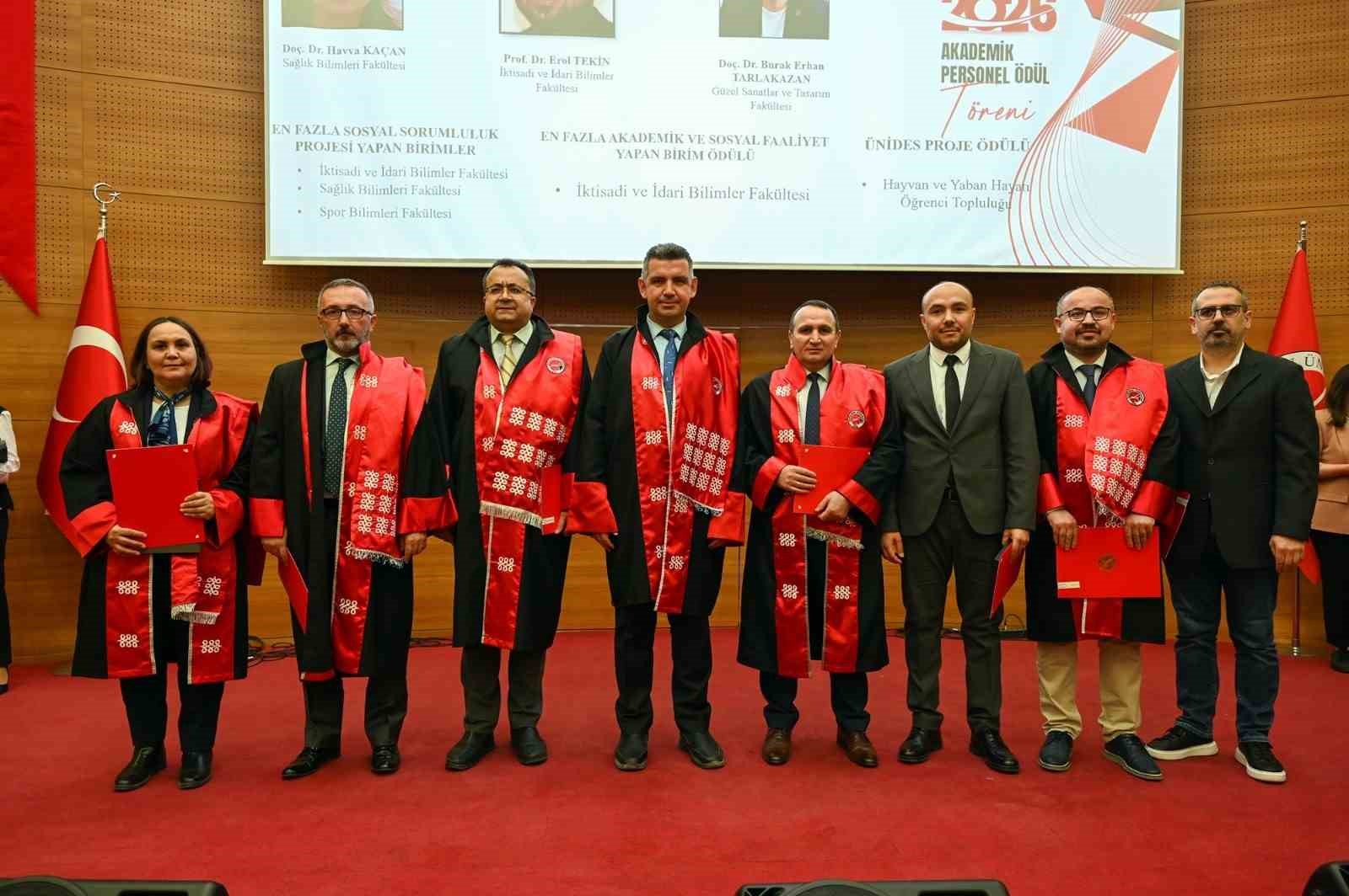 Kastamonu Üniversitesi’nde 89 akademisyen cübbe giydi
Kastamonu Üniversitesi’nde 89 akademisyen cübbe giydi