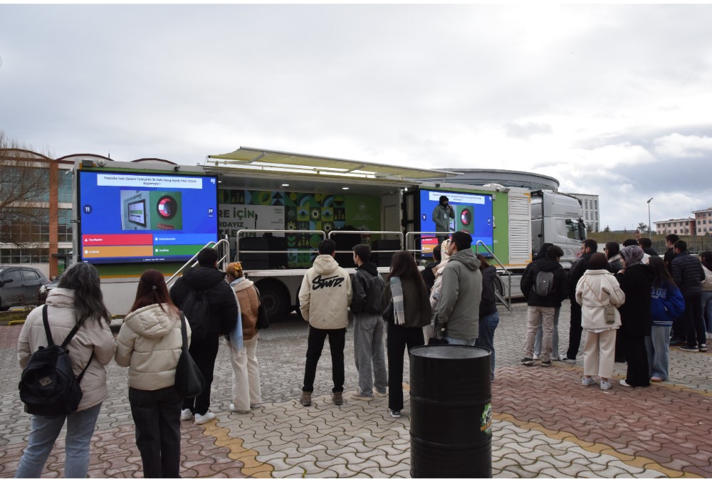 Kastamonu Üniversitesi’nde "çevre tırı" öğrencilerle buluştu

