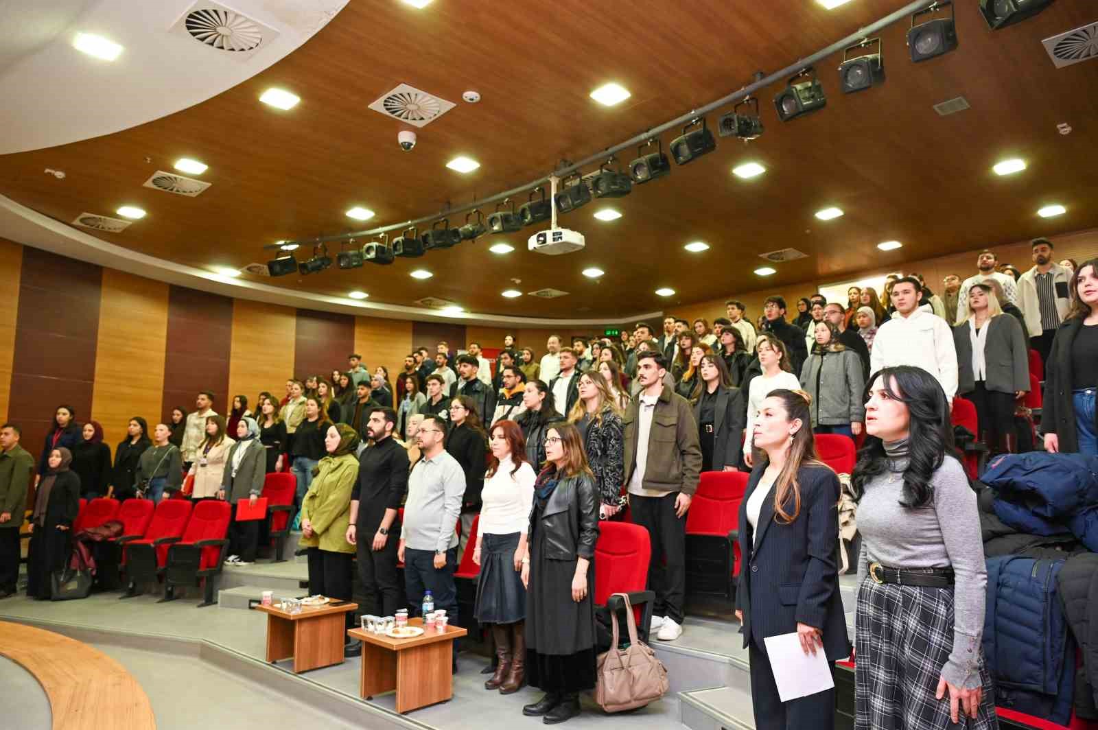 Kastamonu Üniversitesi’nde yapay zeka ve medya etiği masaya yatırıldı
Kastamonu Üniversitesi’nde yapay zeka ve medya etiği masaya yatırıldı