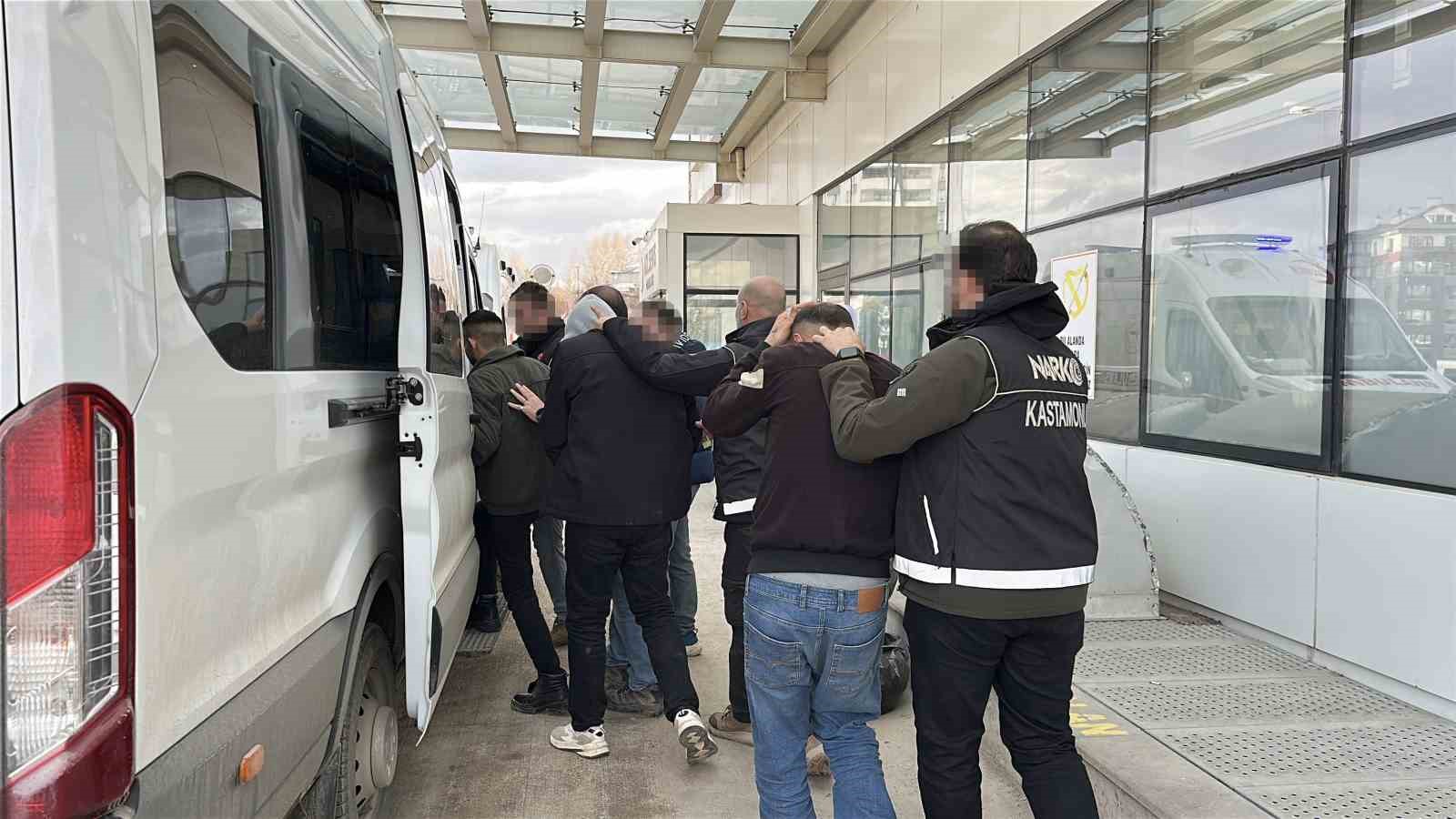 Kastamonu’da 11 bin sentetik ecza hapı ele geçirildi: 6 tutuklama
