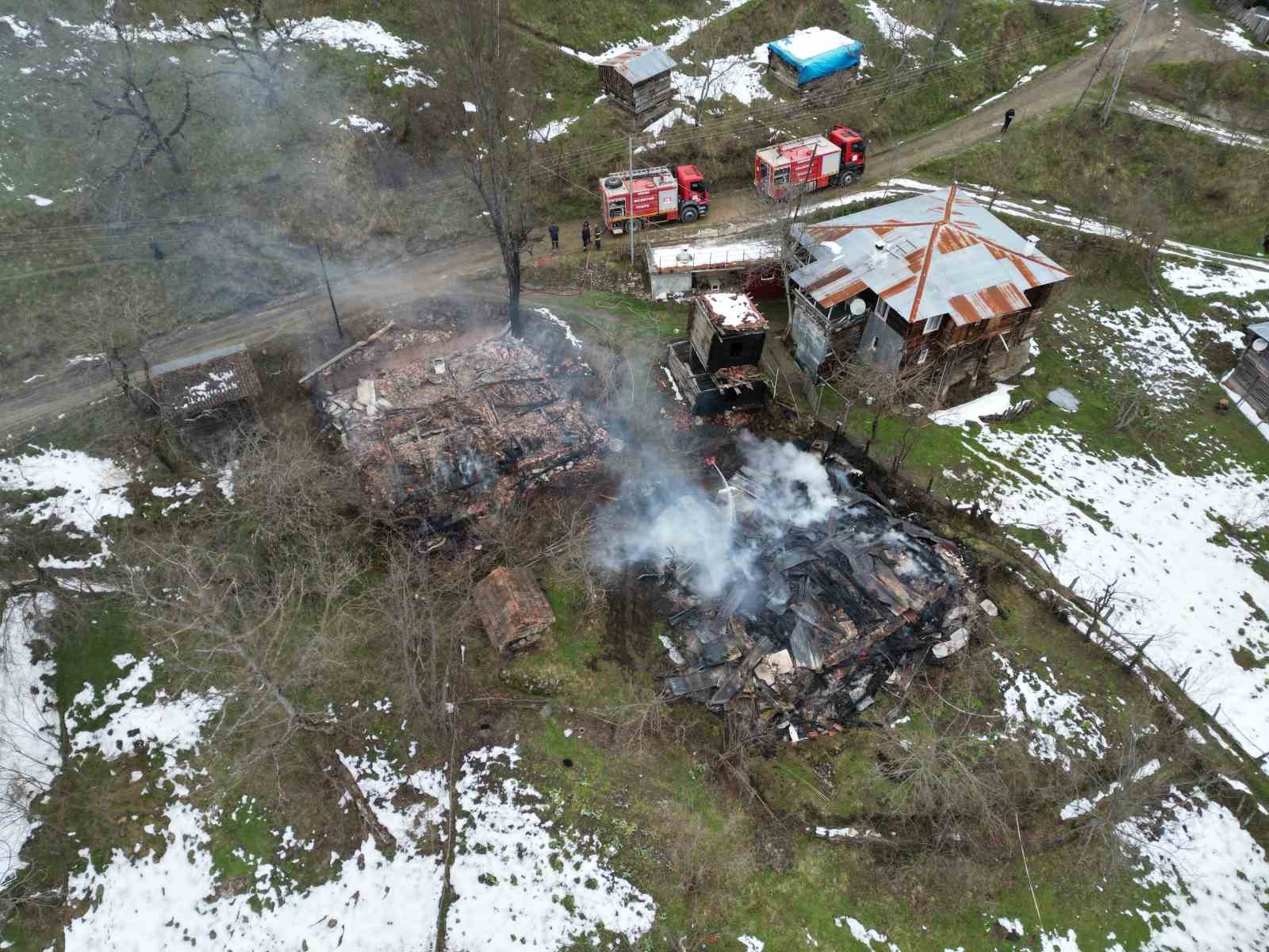 Kastamonu’da 2 ev ve bir ambar alev alev yandı
