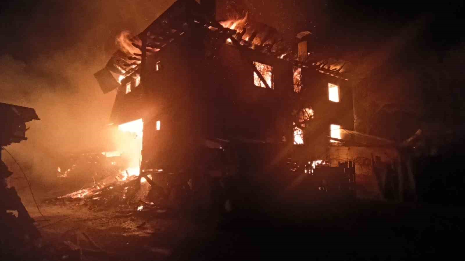 Kastamonu’da 2 evde yangın çıktı: Ahır, odunluk ve samanlık da yandı
