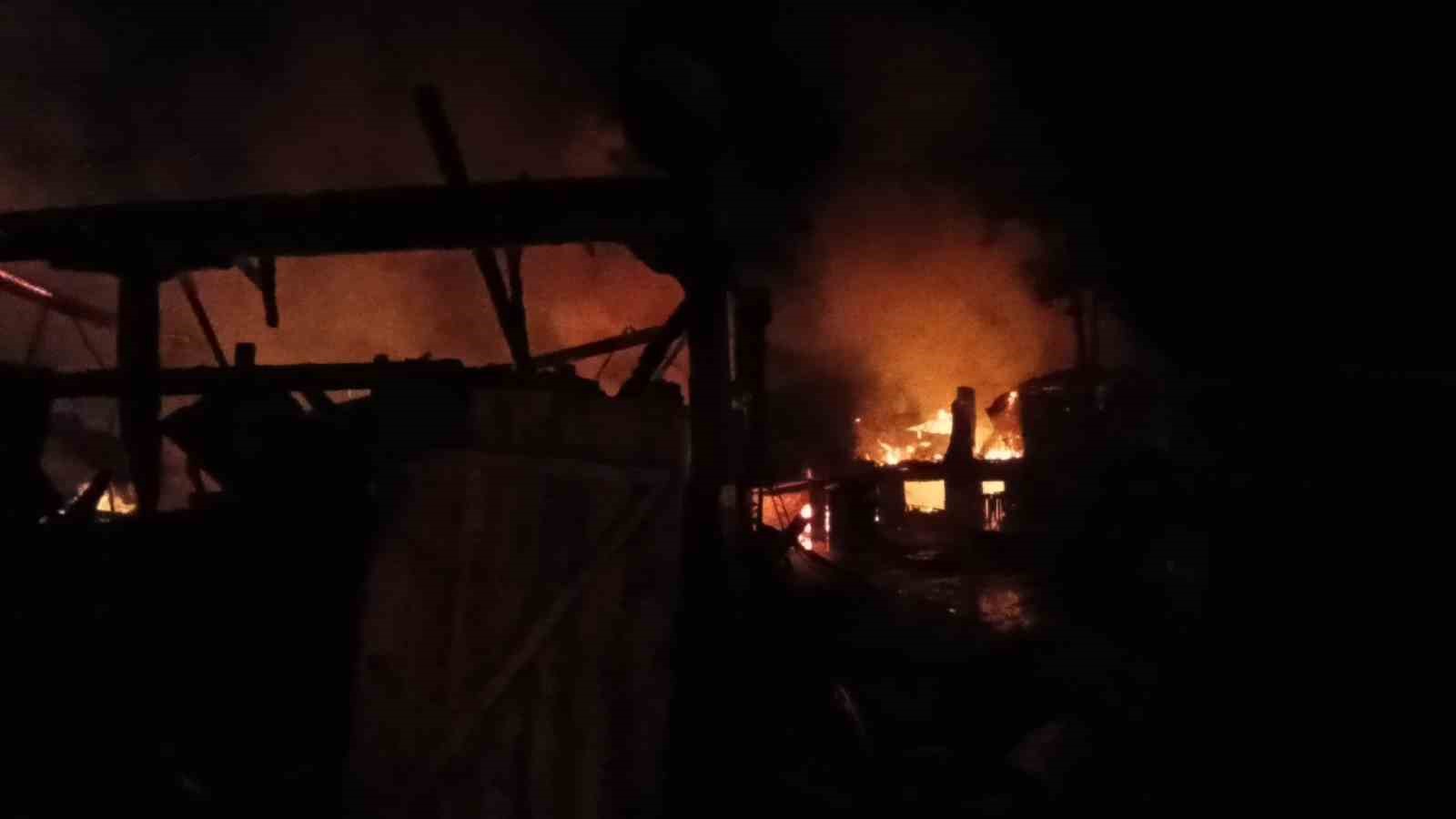 Kastamonu’da 2 evde yangın çıktı: Ahır, odunluk ve samanlık da yandı
