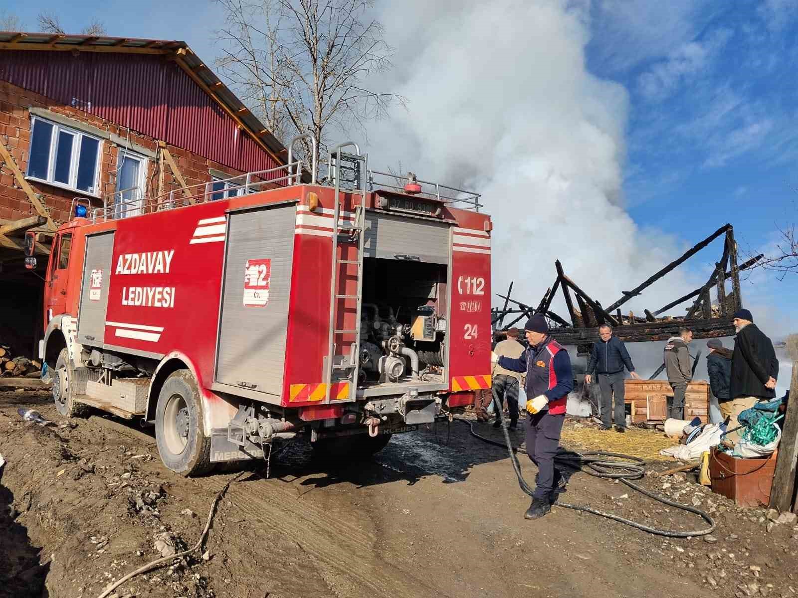 Kastamonu’da 2 katlı ev alevlere teslim oldu
