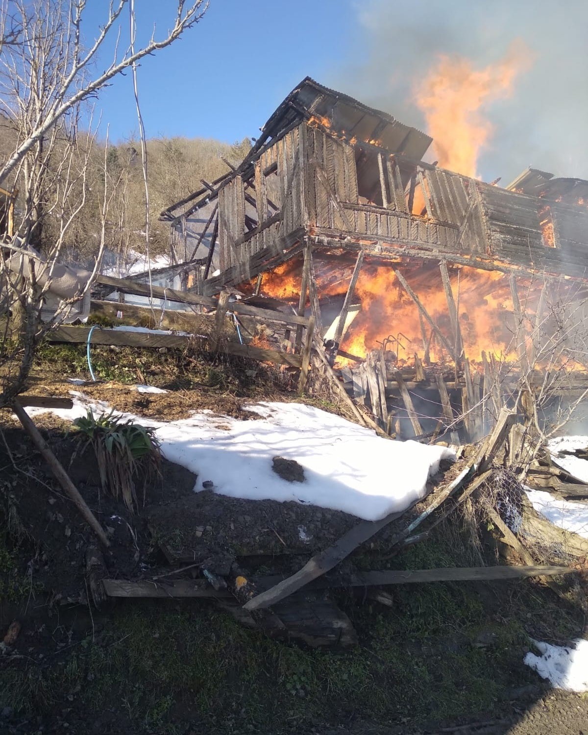 Kastamonu’da 2 katlı ev alevlere teslim oldu
