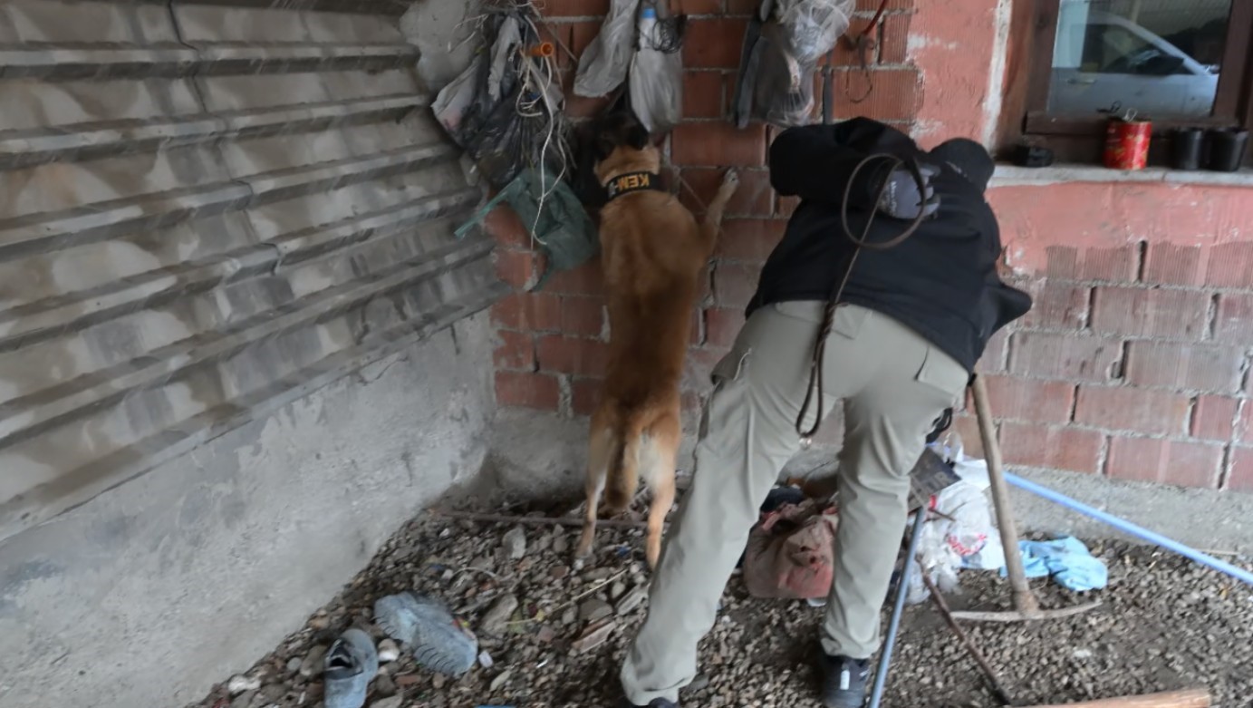 Kastamonu’da 23 adrese uyuşturucu operasyonu: 20 gözaltı
Kastamonu’da 23 adrese uyuşturucu operasyonu: 20 gözaltı
