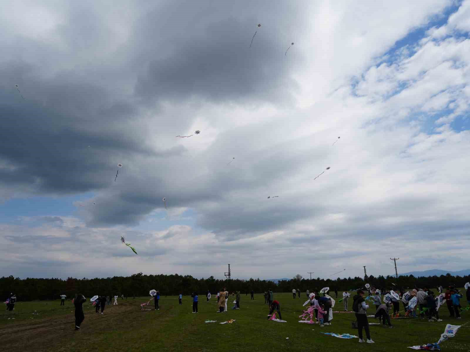 Kastamonu’da 23 Nisan çocukları, uçurtma uçurarak gönüllerince eğlendi
