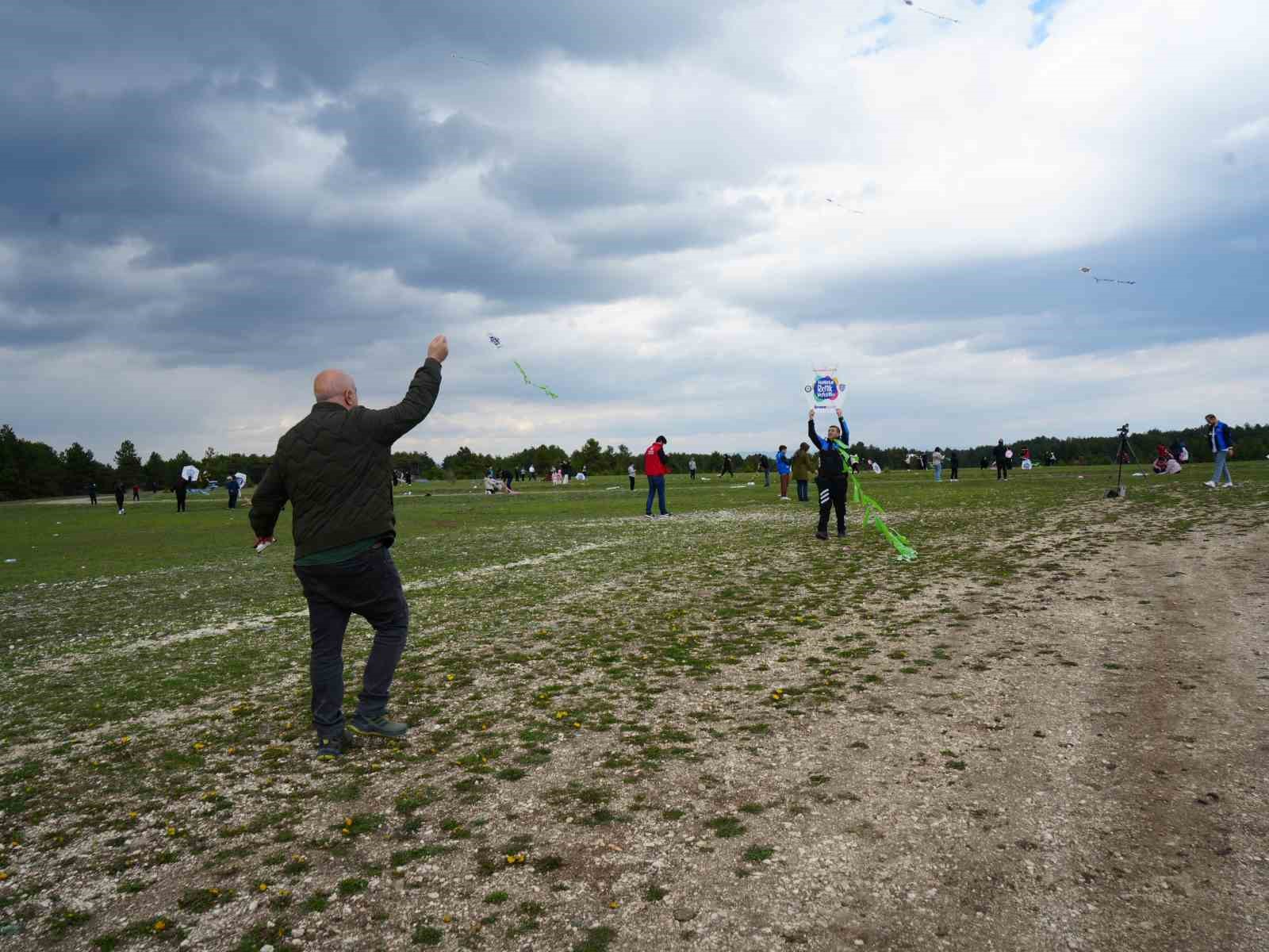 Kastamonu’da 23 Nisan çocukları, uçurtma uçurarak gönüllerince eğlendi
