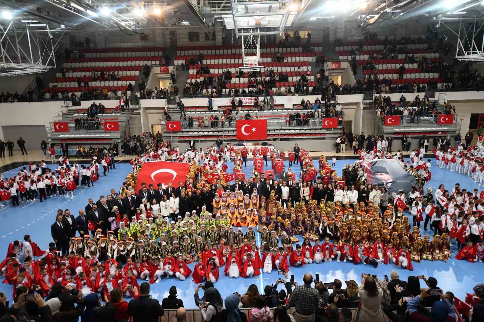 Kastamonu’da 23 Nisan coşkusu: Çocukların gösterileri ayakta alkışlandı
