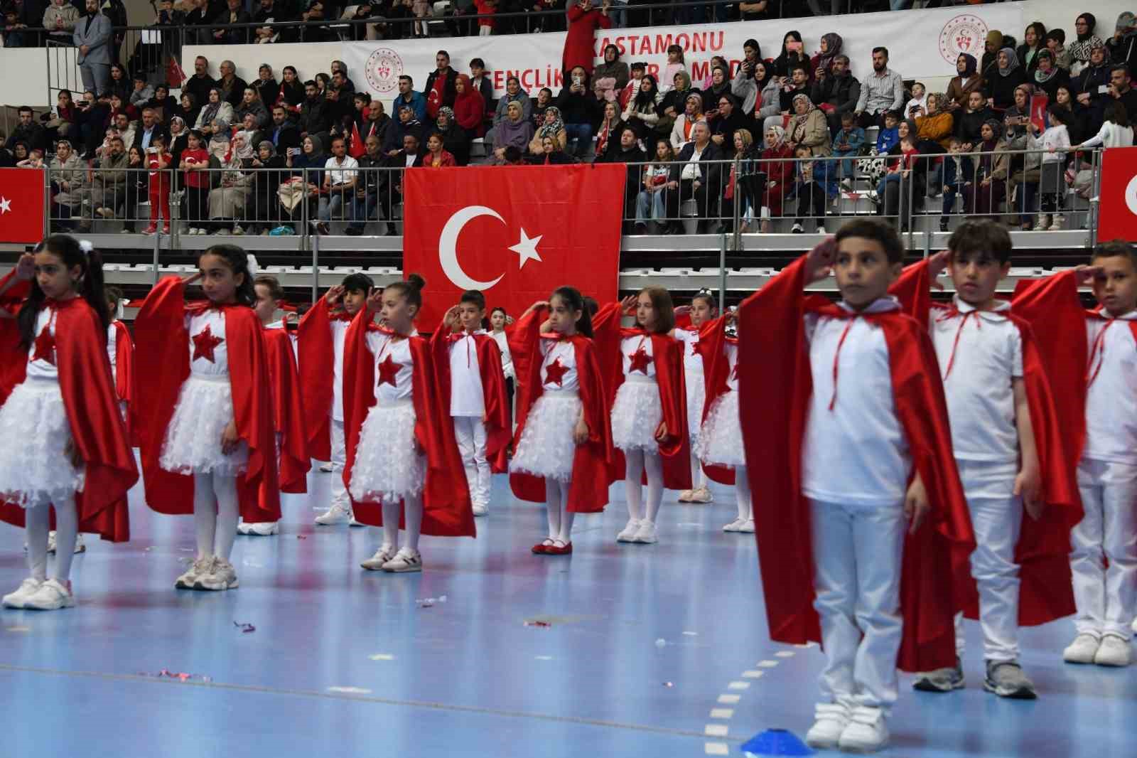 Kastamonu’da 23 Nisan coşkusu: Çocukların gösterileri ayakta alkışlandı
