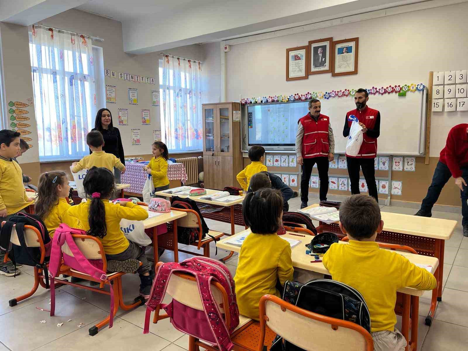Kastamonu’da 6 bin 400 öğrencinin yüzü bayramlık kıyafetle güldürüldü
