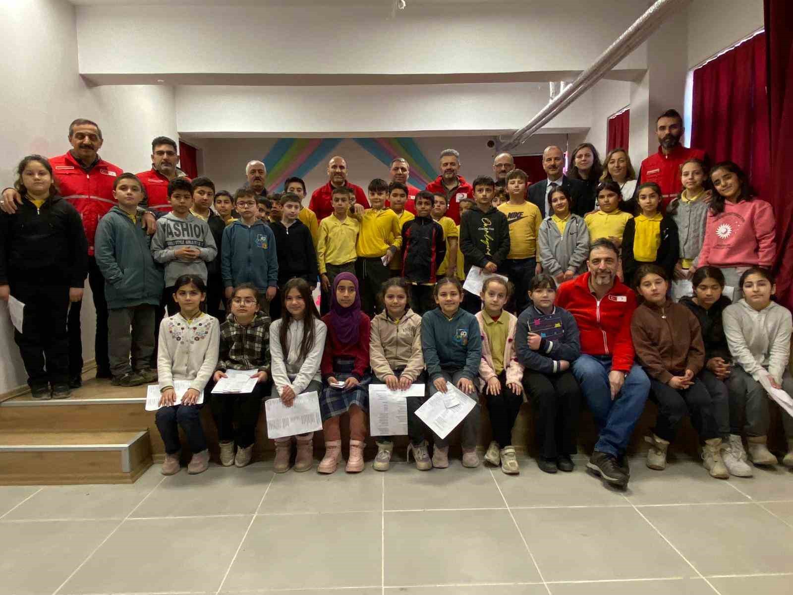 Kastamonu’da 6 bin 400 öğrencinin yüzü bayramlık kıyafetle güldürüldü
