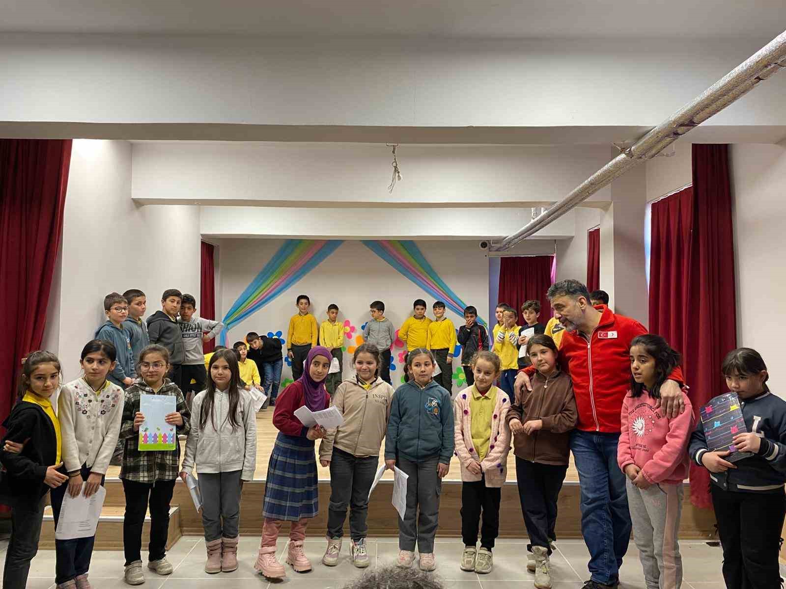 Kastamonu’da 6 bin 400 öğrencinin yüzü bayramlık kıyafetle güldürüldü
