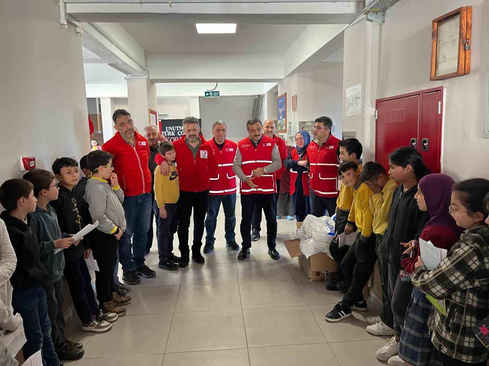 Kastamonu’da 6 bin 400 öğrencinin yüzü bayramlık kıyafetle güldürüldü
