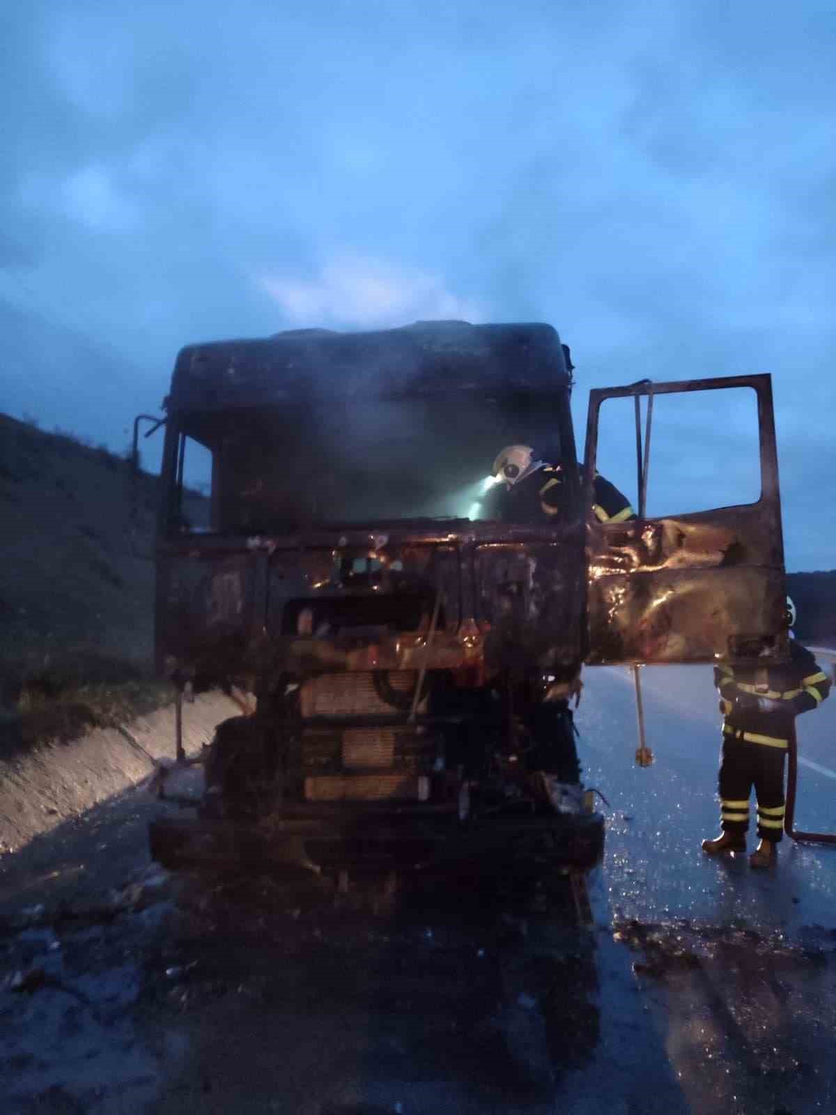 Kastamonu’da alevlere teslim olan seyir kullanılamaz hale geldi
