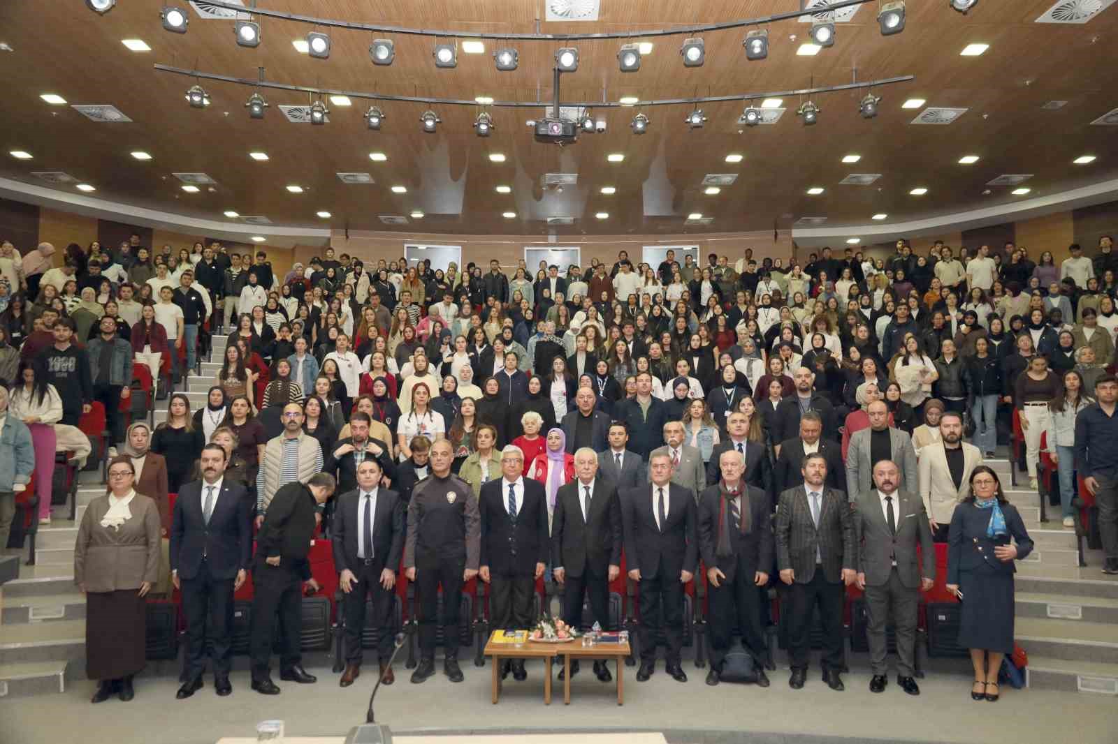 Kastamonu’da alkol ve uyuşturucu bağımlılığı masaya yatırıldı
