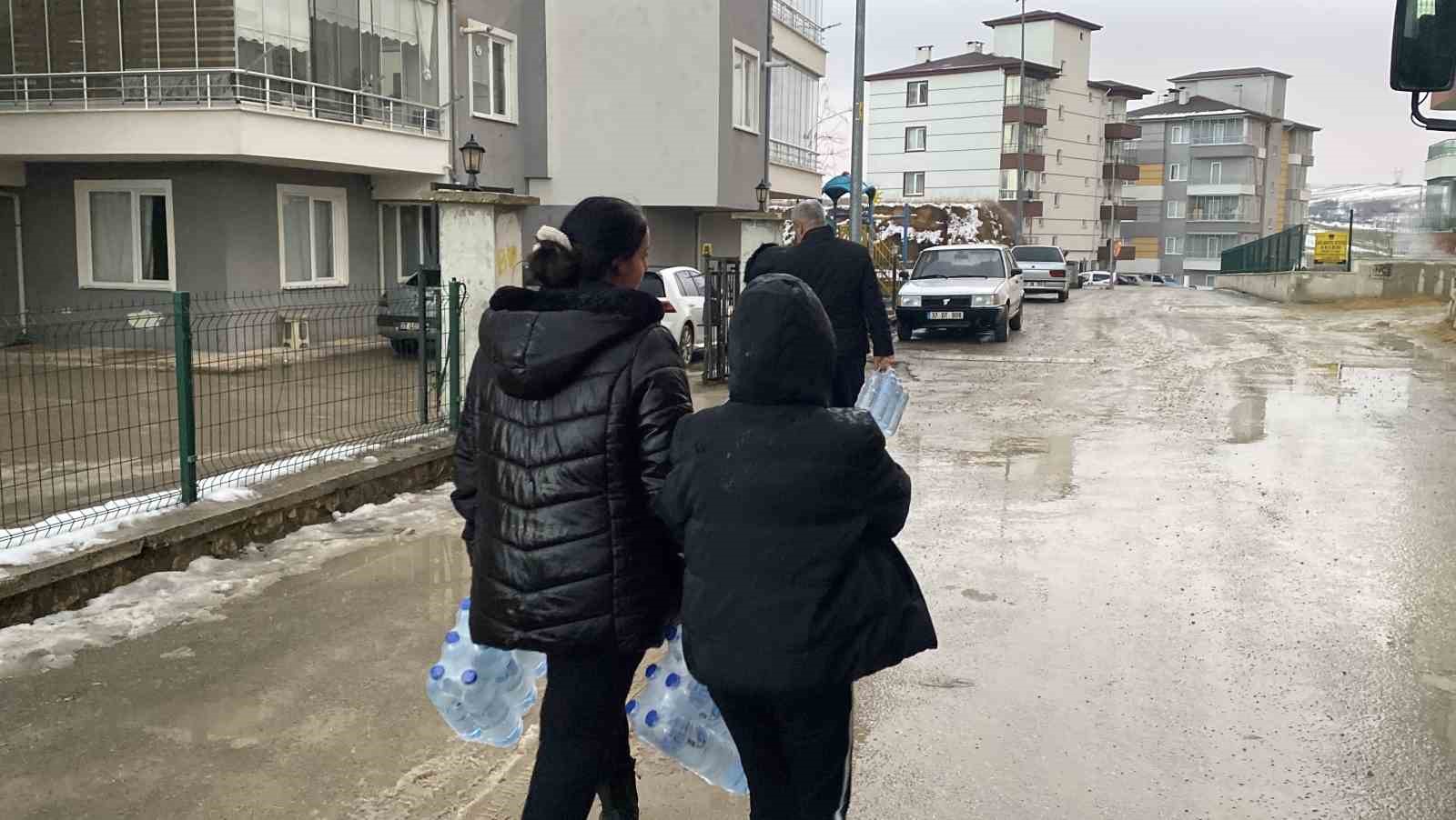 Kastamonu’da bazı mahallelerde su kesintisi devam ediyor: Vatandaşlara su dağıtıldı
