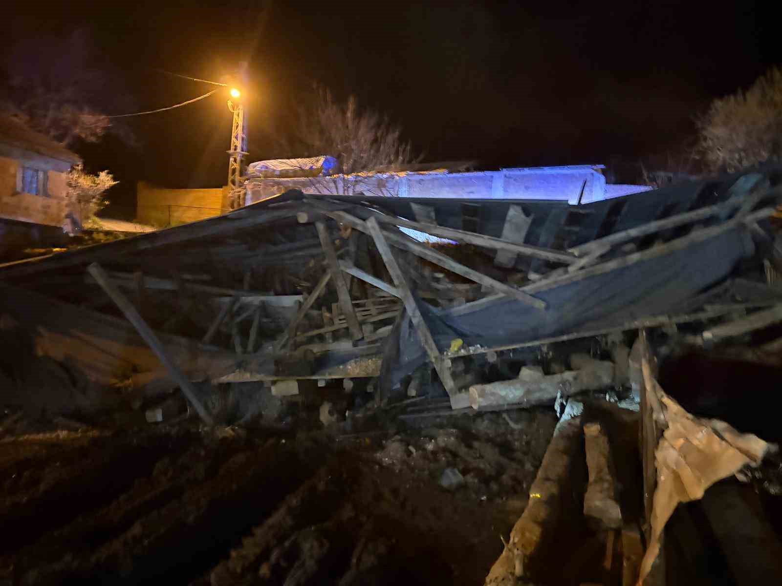 Kastamonu’da çıkan fırtına sırasında ahır çöktü: 4 büyükbaş hayvan telef oldu

