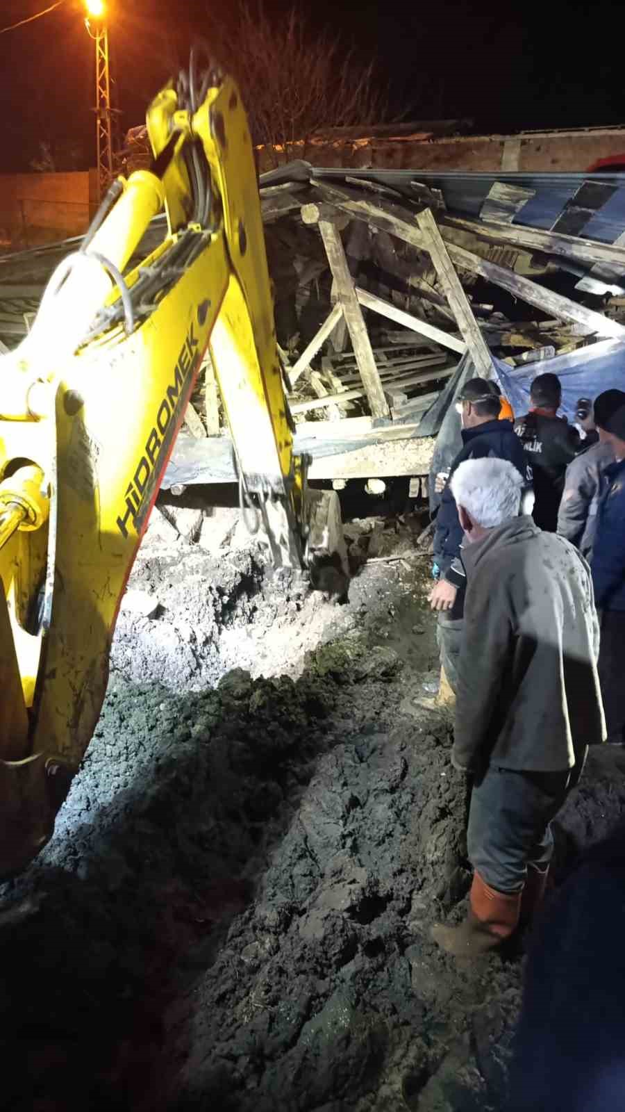 Kastamonu’da çıkan fırtına sırasında ahır çöktü: 4 büyükbaş hayvan telef oldu
