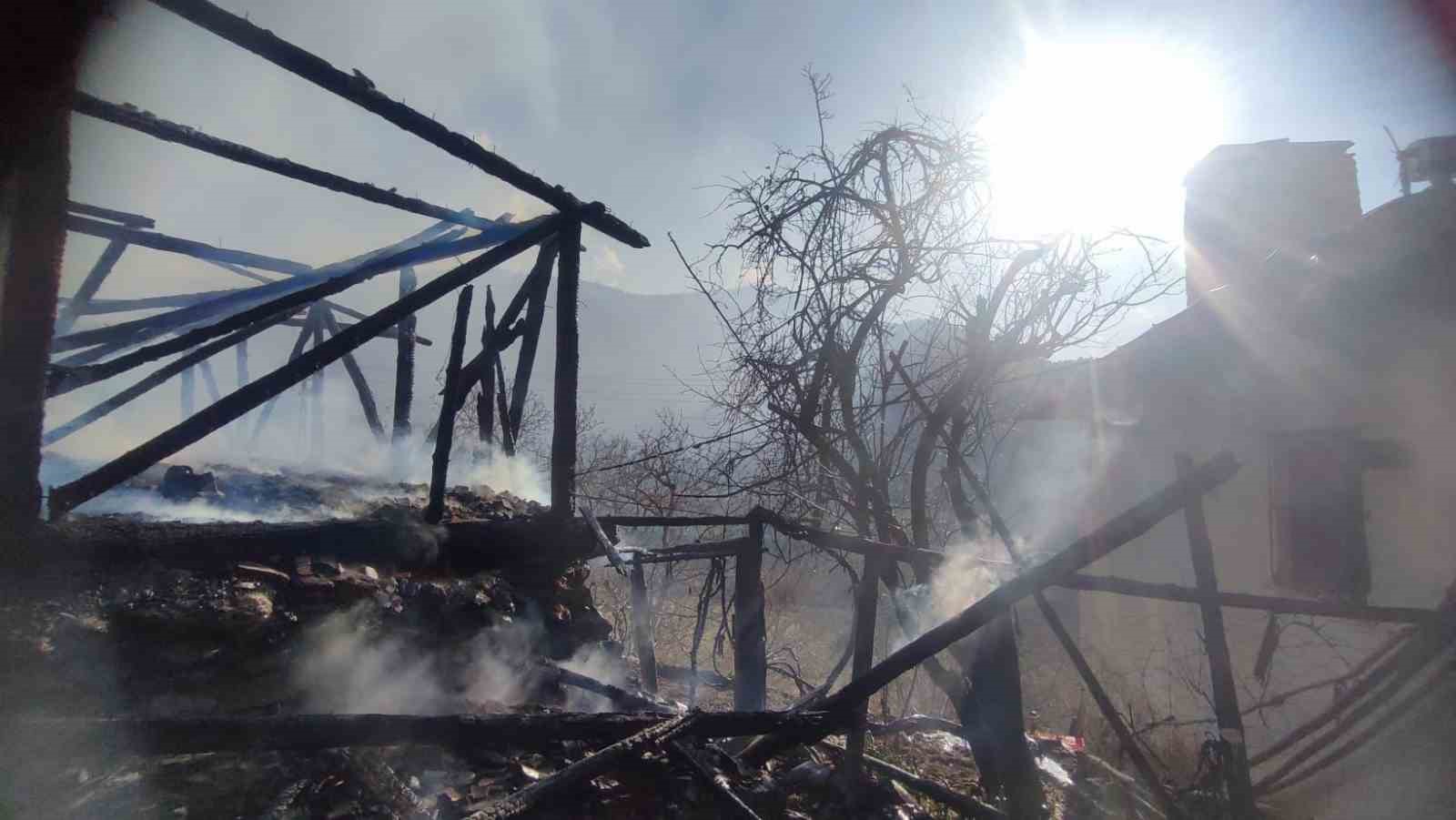 Kastamonu’da çıkan yangında samanlık kullanılamaz hale geldi
