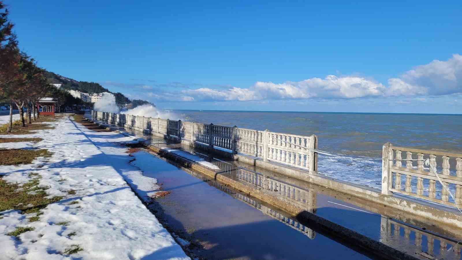 Kastamonu’da dalgalar sahil şeridine zarar verdi
