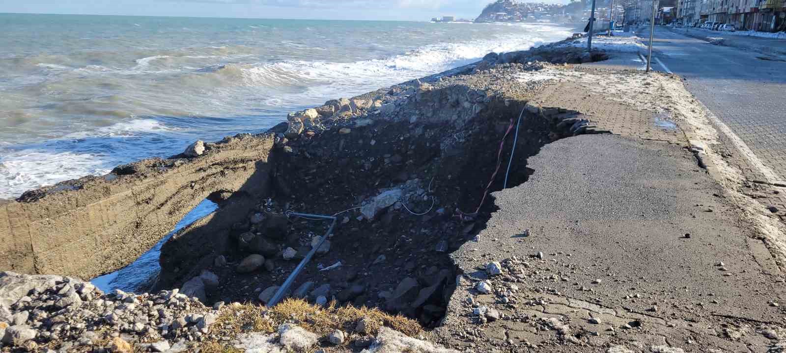 Kastamonu’da dalgalar sahil şeridine zarar verdi
