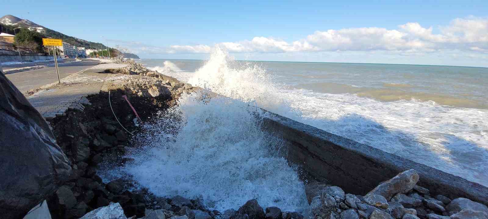 Kastamonu’da dalgalar sahil şeridine zarar verdi
