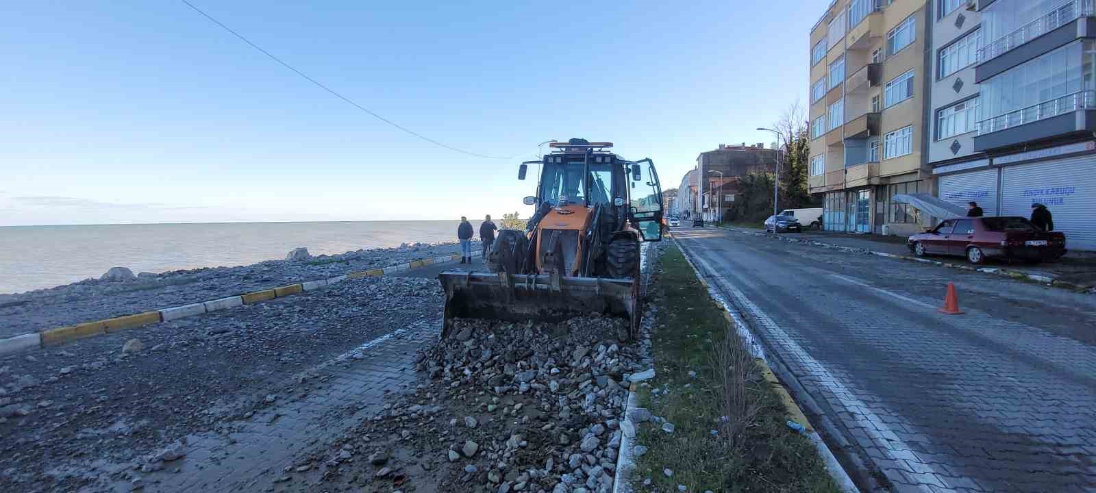 Kastamonu’da dev dalgalar sahillere zarar verdi
