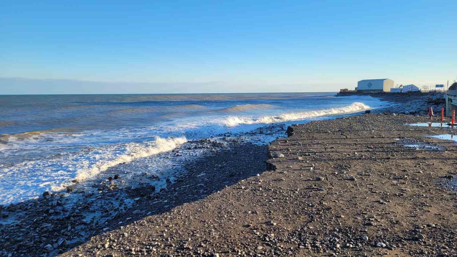 Kastamonu’da dev dalgalar sahillere zarar verdi

