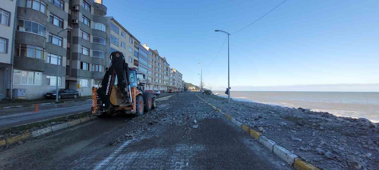 Kastamonu’da dev dalgalar sahillere zarar verdi
