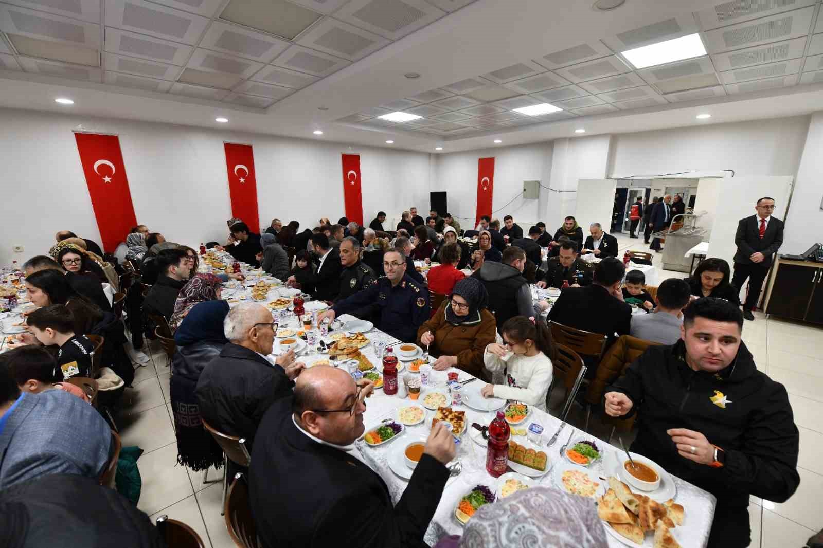 Kastamonu’da gaziler ve şehit yakınları iftar sofrasında buluştu
Kastamonu’da gaziler ve şehit yakınları iftar sofrasında buluştu