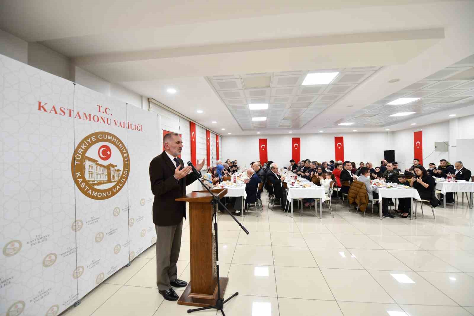 Kastamonu’da gaziler ve şehit yakınları iftar sofrasında buluştu
Kastamonu’da gaziler ve şehit yakınları iftar sofrasında buluştu