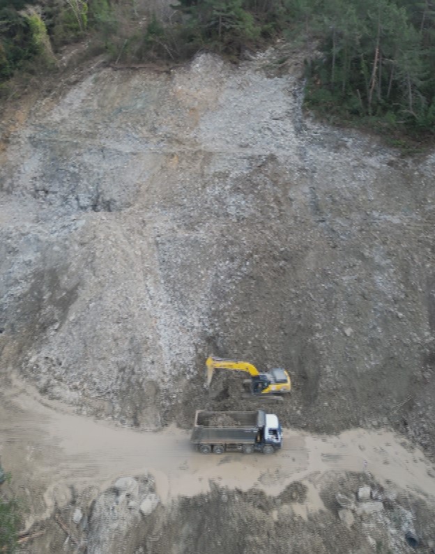 Kastamonu’da heyelan nedeniyle ulaşıma kapanan yolda çalışmalar sürüyor

