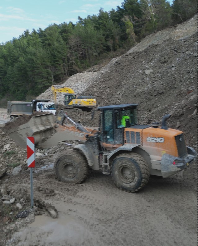Kastamonu’da heyelan nedeniyle ulaşıma kapanan yolda çalışmalar sürüyor
