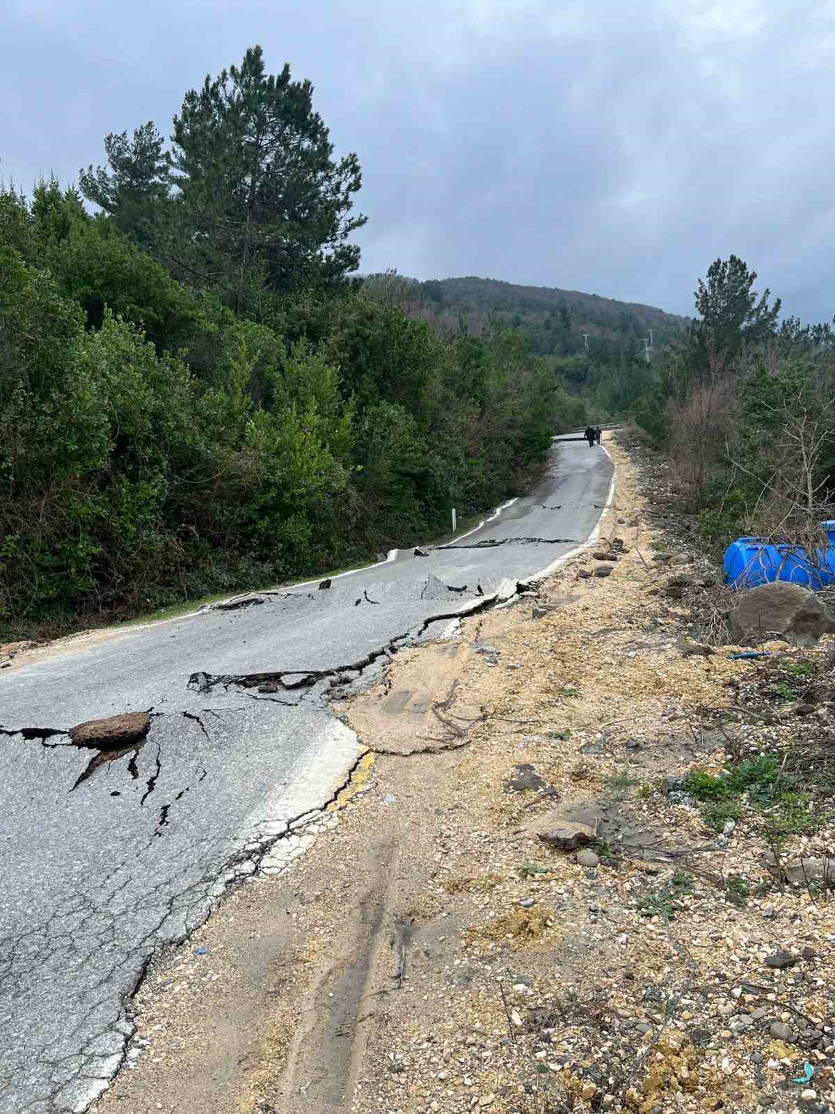 Kastamonu’da heyelan sebebiyle çatlaklar oluşan yol ulaşıma kapatıldı
