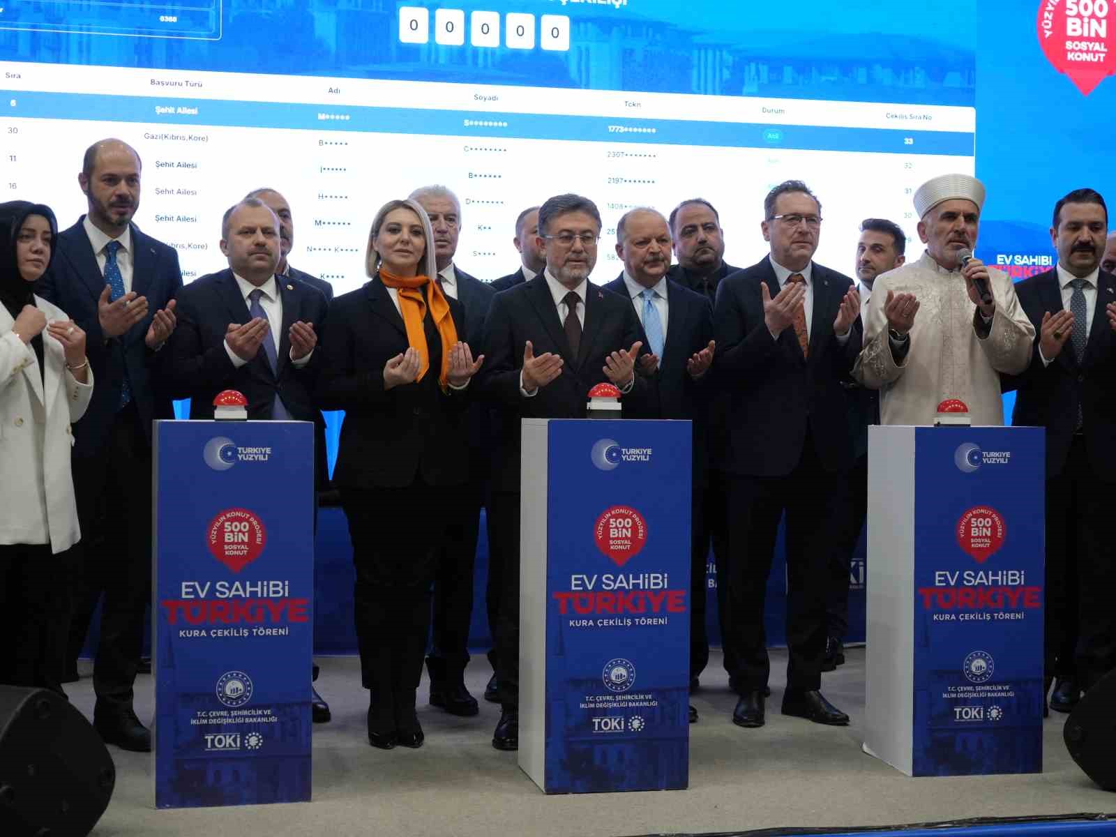 Kastamonu’da inşa edilecek 2 bin 380 konutun kuraları çekildi
Kastamonu’da inşa edilecek 2 bin 380 konutun kuraları çekildi