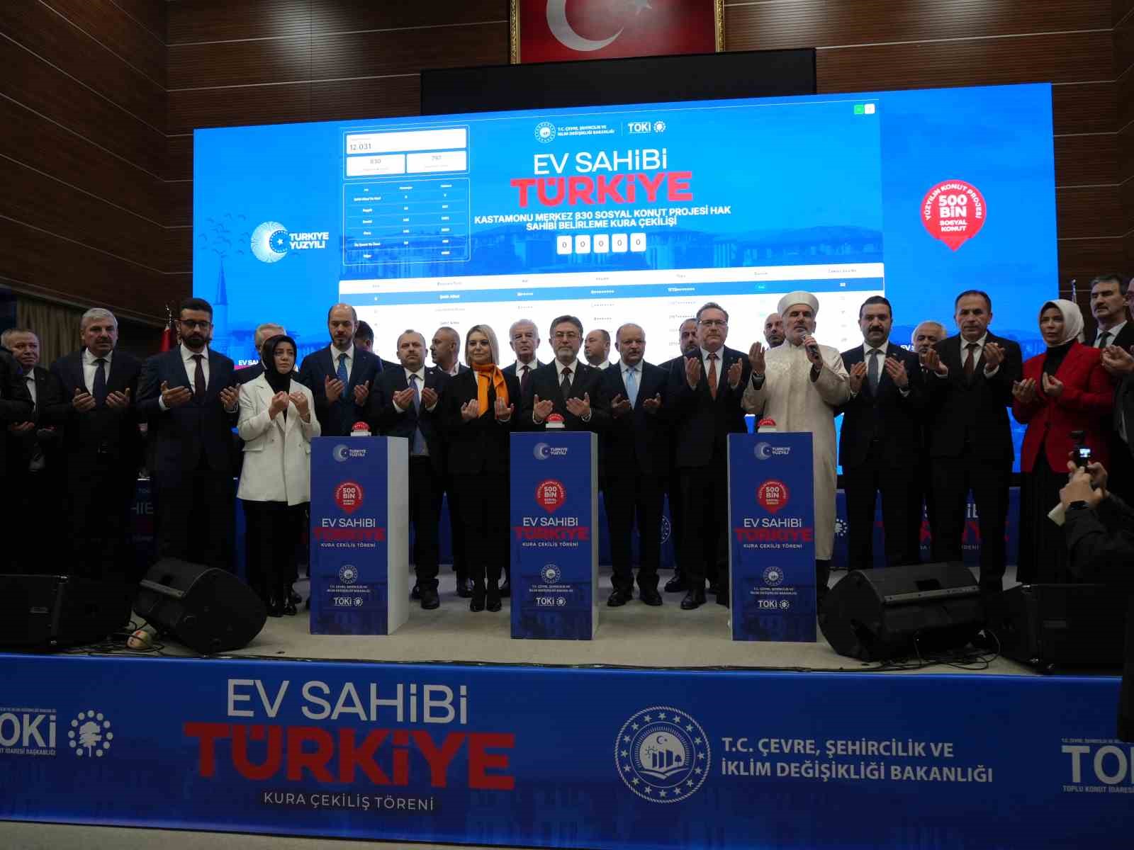 Kastamonu’da inşa edilecek 2 bin 380 konutun kuraları çekildi
Kastamonu’da inşa edilecek 2 bin 380 konutun kuraları çekildi