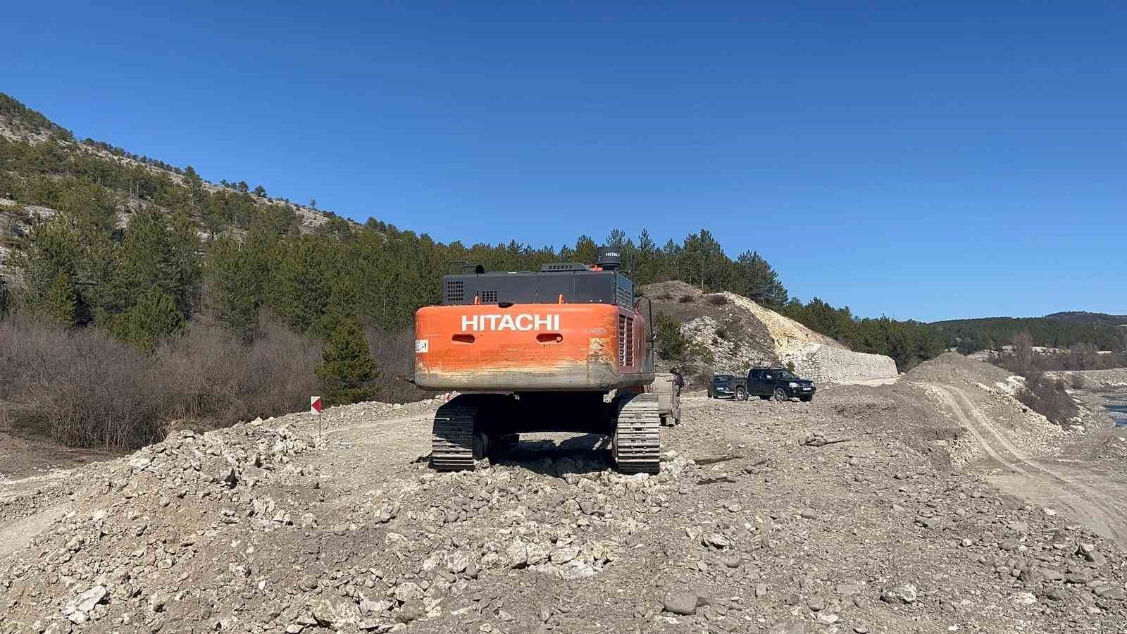 Kastamonu’da iş makinesinin 700 litre yakıtı ve elektronik parçalarını çaldılar
