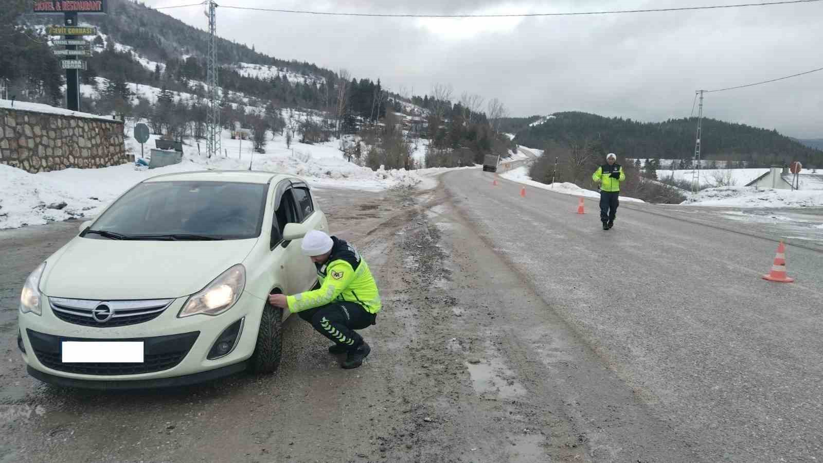 Kastamonu’da jandarma ekipleri kış lastiği denetimlerini sıklaştırdı
