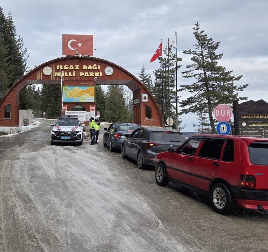 Kastamonu’da jandarma ekipleri kış lastiği denetimlerini sıklaştırdı
