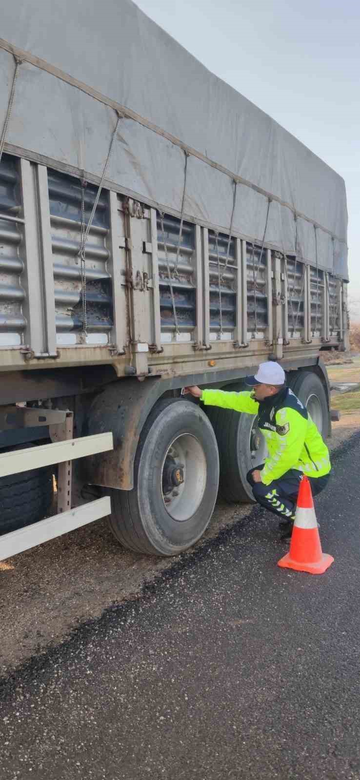 Kastamonu’da jandarma ekipleri kış lastiği denetimlerini sıklaştırdı
