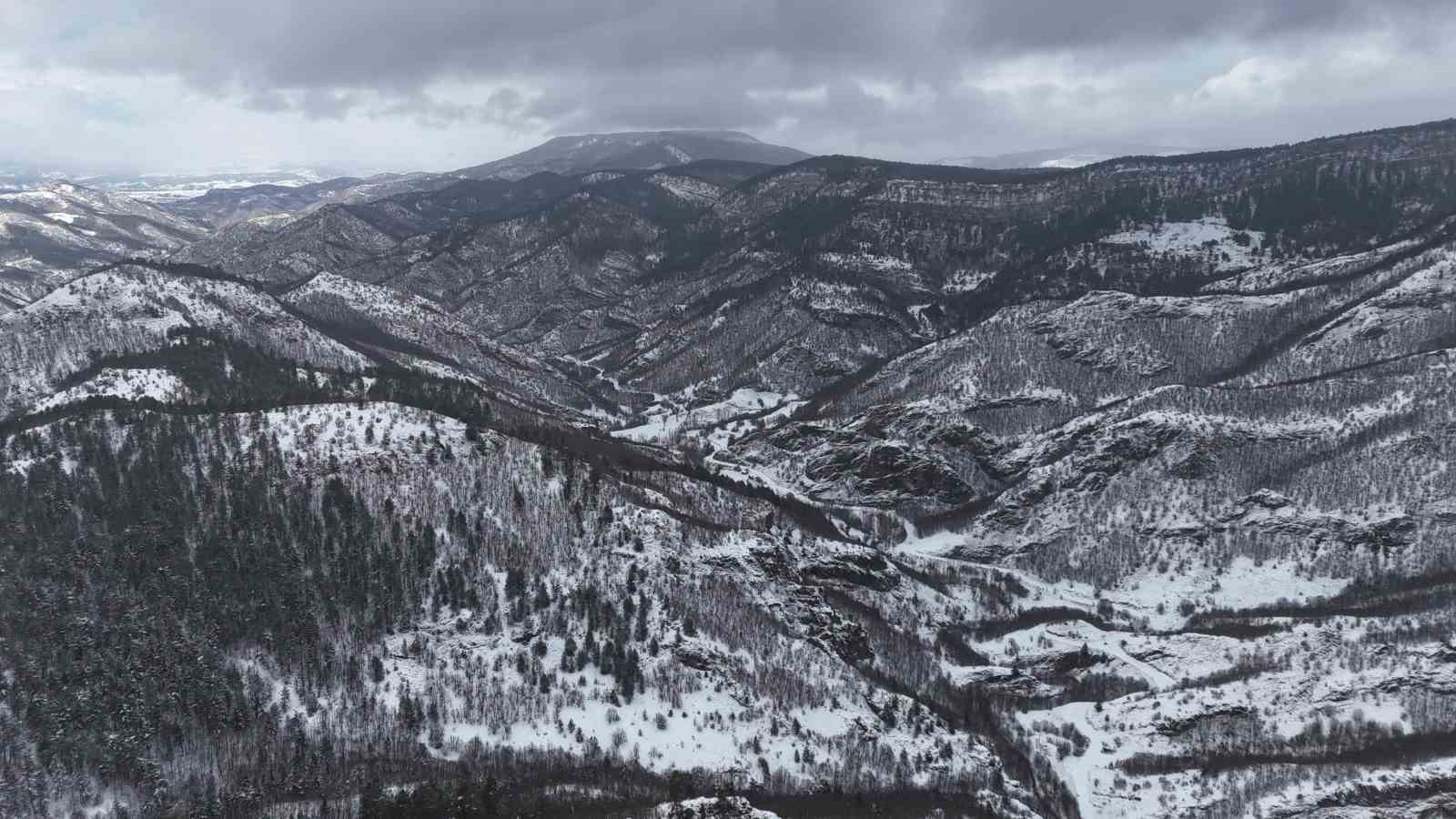 Kastamonu’da karla kaplanan dağlarda hayran bırakan manzaralar
