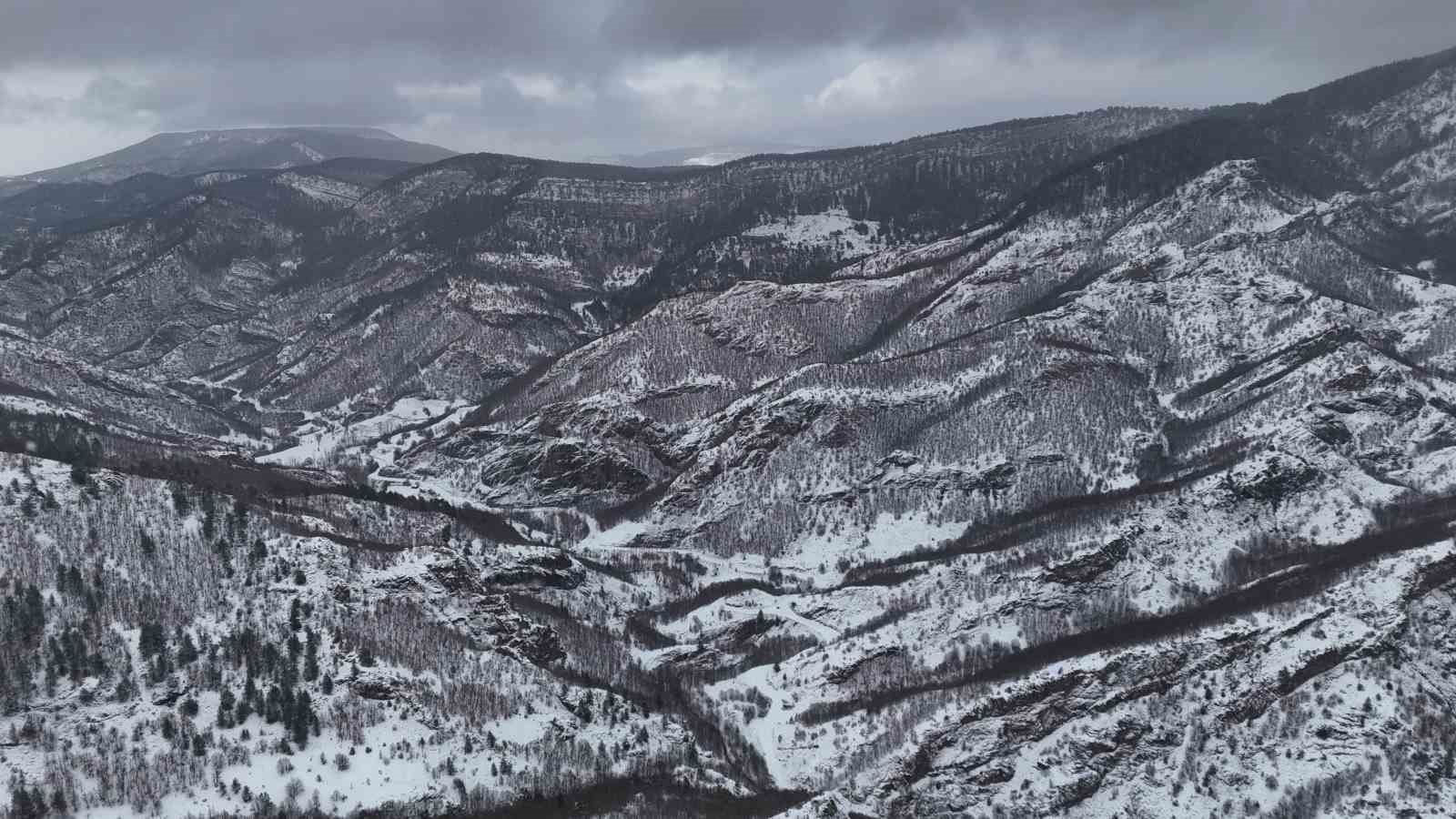 Kastamonu’da karla kaplanan dağlarda hayran bırakan manzaralar
